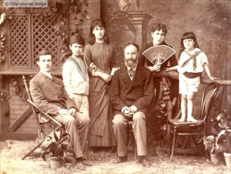 Familia Onou: diplomatul Michel Constantinovici Onou, impreuna cu copiii sai. In costum de marinar, Kostia Onou.